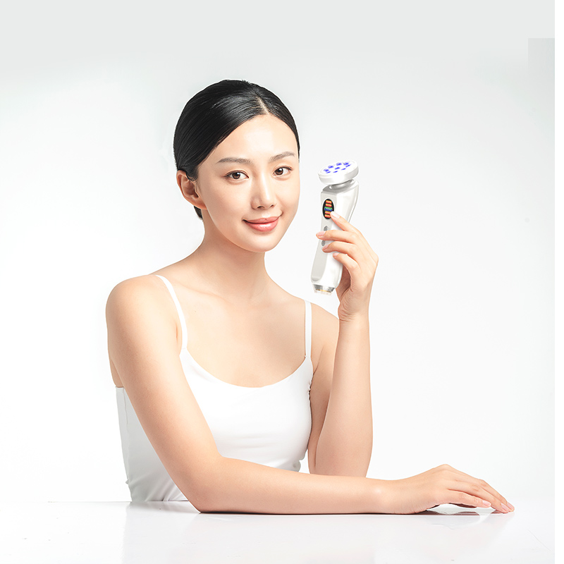 Woman holding the SkinDr600 beauty device